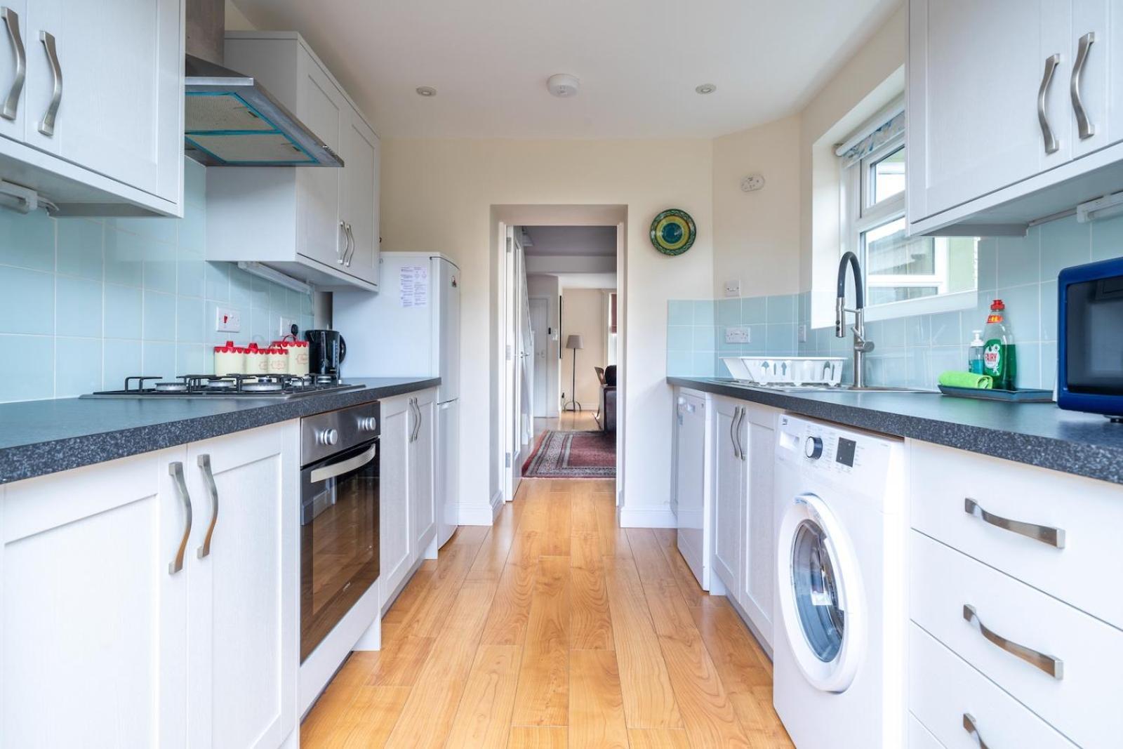 Chic 2-bedroom townhouse in vibrant Abergavenny Buitenkant foto