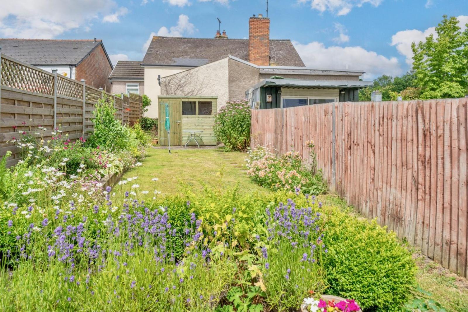 Chic 2-bedroom townhouse in vibrant Abergavenny Buitenkant foto