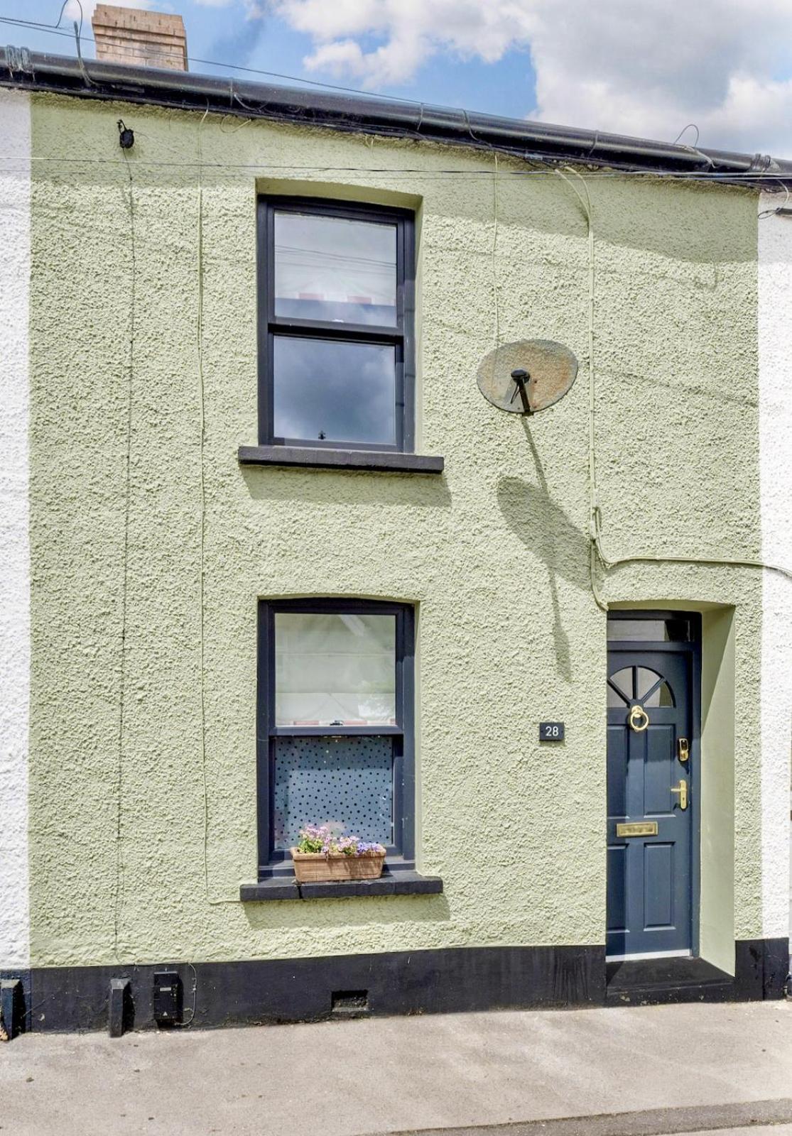 Chic 2-bedroom townhouse in vibrant Abergavenny Buitenkant foto
