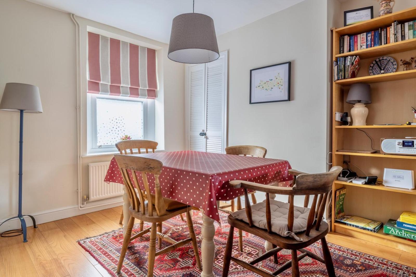 Chic 2-bedroom townhouse in vibrant Abergavenny Buitenkant foto
