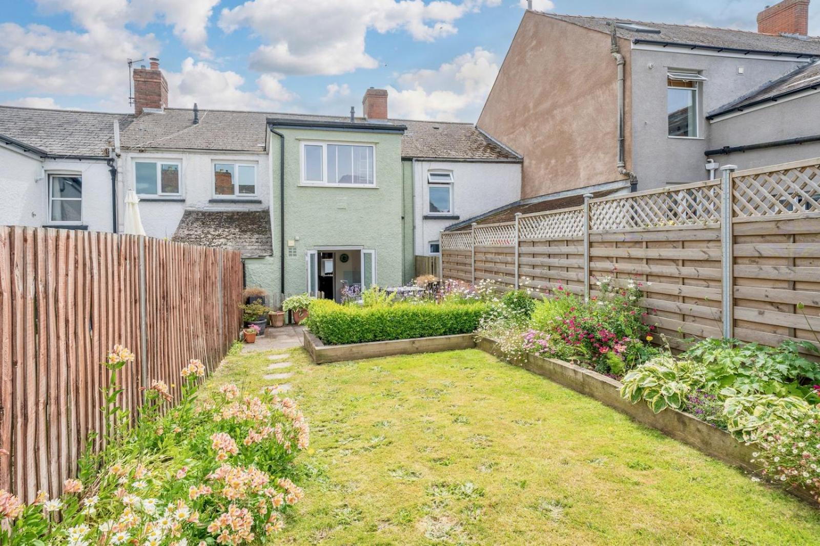 Chic 2-bedroom townhouse in vibrant Abergavenny Buitenkant foto